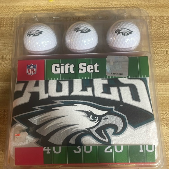 NFL Philadelphia Eagles Golf Gift Set * Golf Towel  and Golf Balls - Picture 1 of 1